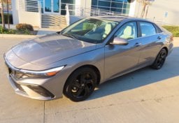 2025 Hyundai ELANTRA Limited - Thumbnail 2