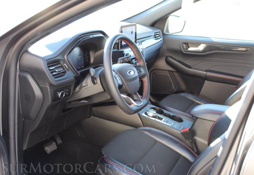 2025 Ford Escape AWD ST - Image 29