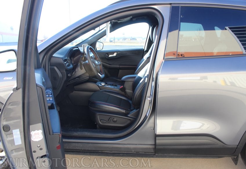 2025 Ford Escape AWD ST - Image 30