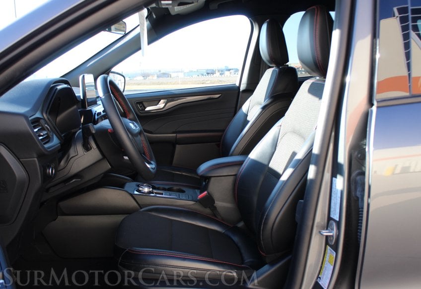 2025 Ford Escape AWD ST - Image 31